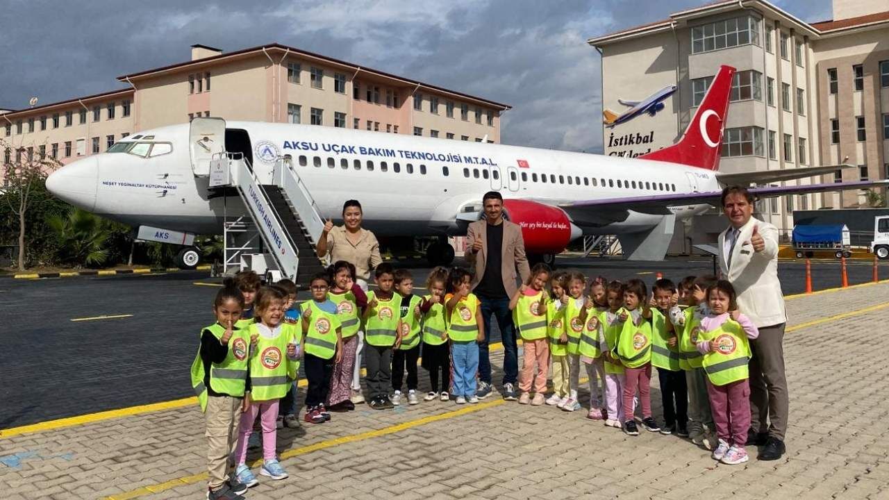 Minikler hayallerini Aksu Uçak Lisesi’nde zenginleştirdi