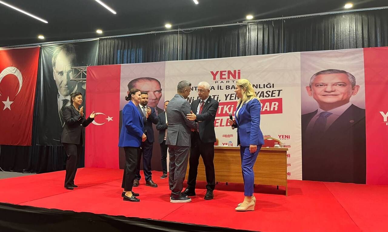 Yeni Parti Antalya 1.Olağan Kongresi Sonucu Nail Kamacı Gökhan Ölmez'i Tebrik 1