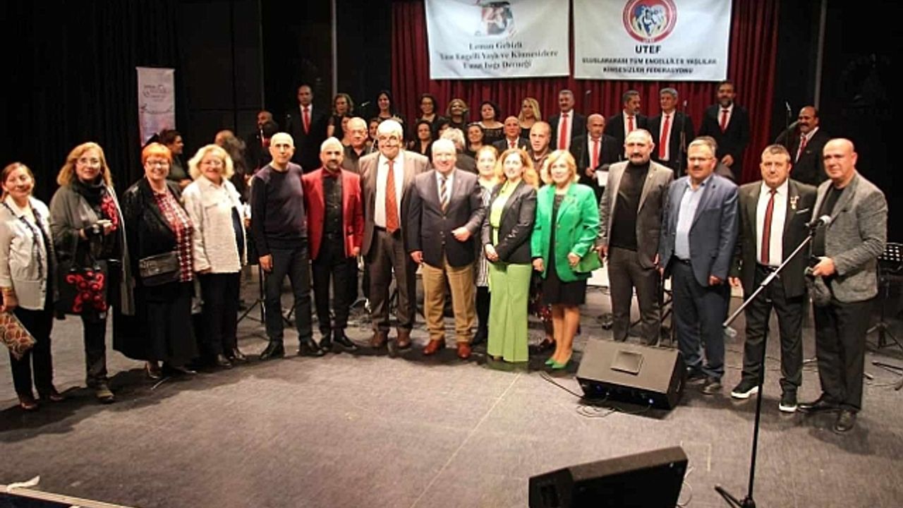 Antalya'da Engel Tanımayan Cumhuriyet konseri büyüledi