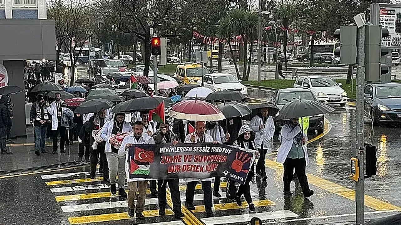 Hekimlerden Gazze için "sessiz yürüyüş" 