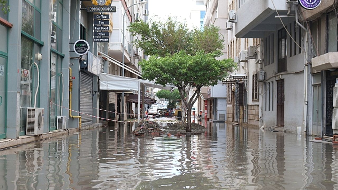 İskenderun'da sağanak yağmur etkili oldu