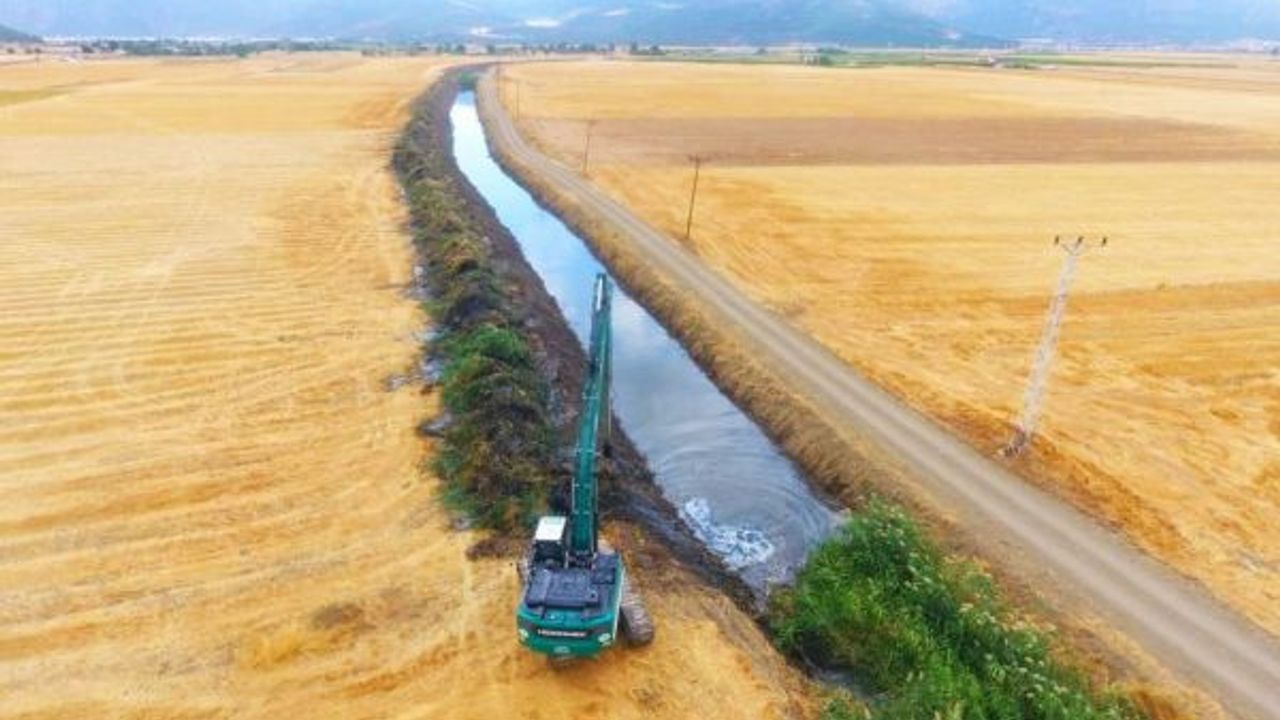 DSİ Bucak'ta su kanallarını temizliyor 