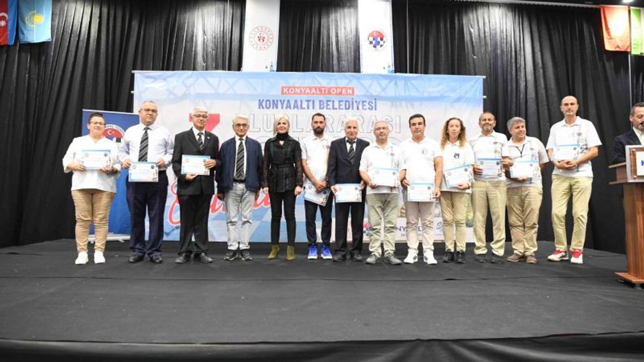 Konyaaltı Belediyesi, satranç şampiyonlarını ödüllendirdi