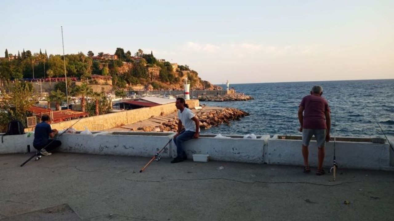 Antalya’da oltalarını denize atan vatandaşlar stres atıyor