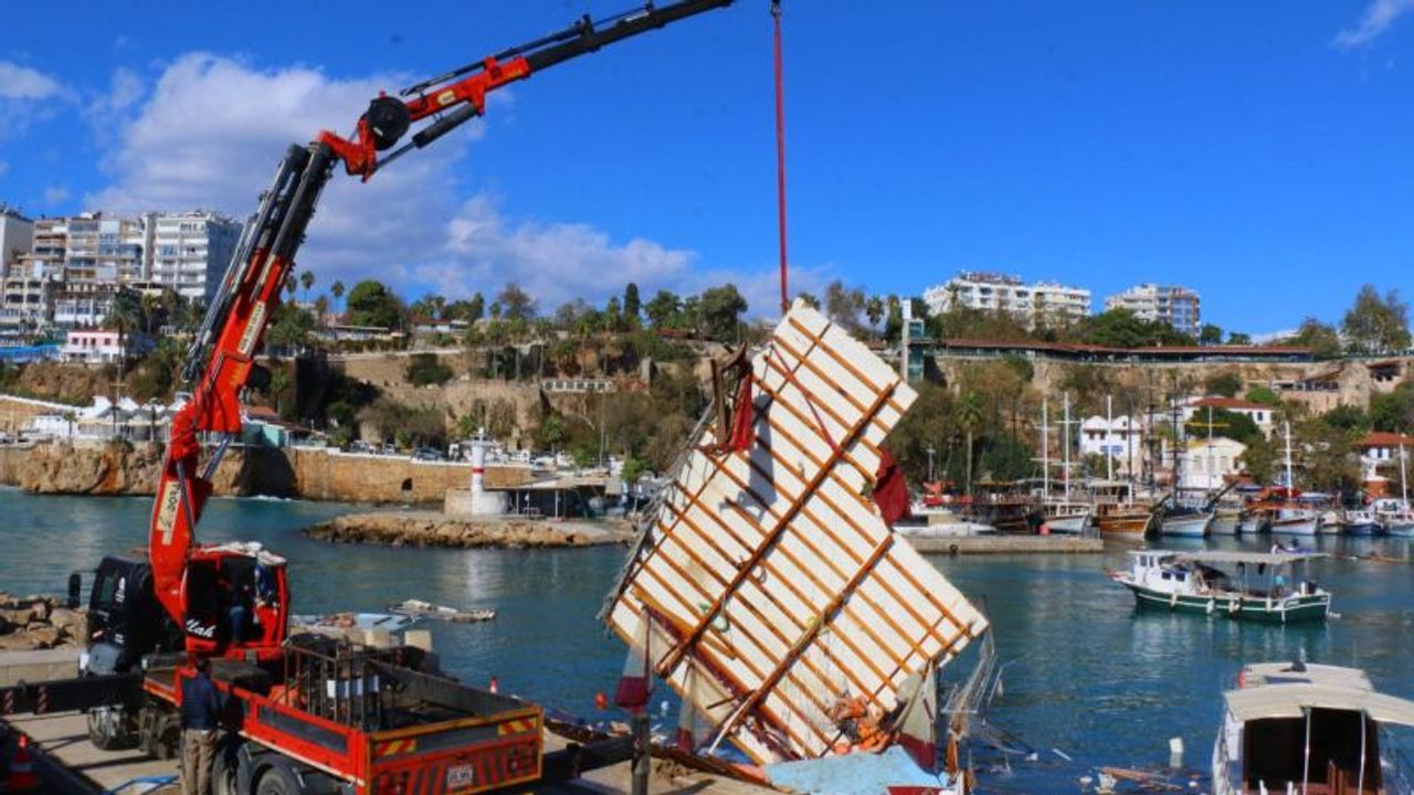 Yat Limanı’nda batan tekneler vinçle çıkarıldı