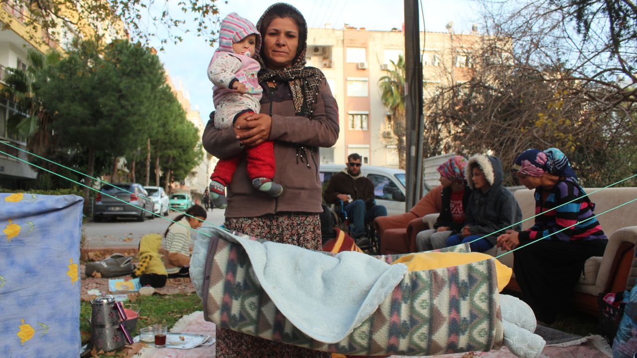 Antalya’da sokakta kalan aileye sahip çıktılar