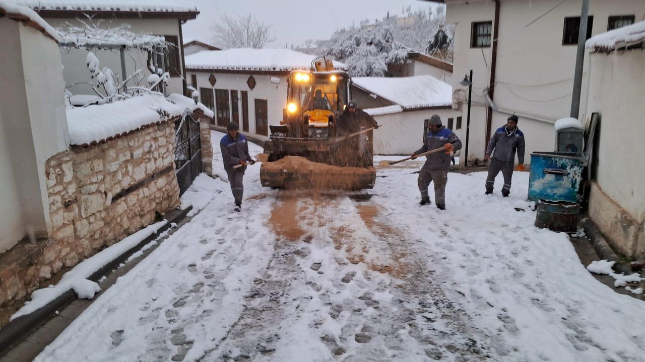 Elmalı Belediyesi'nden karla mücadelede etkin çalışma