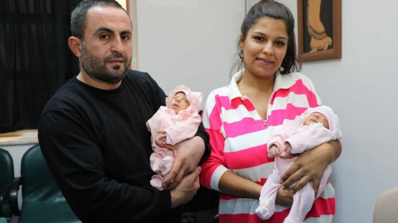 İkizler, anne karnında yapılan operasyonla hayata tutundu