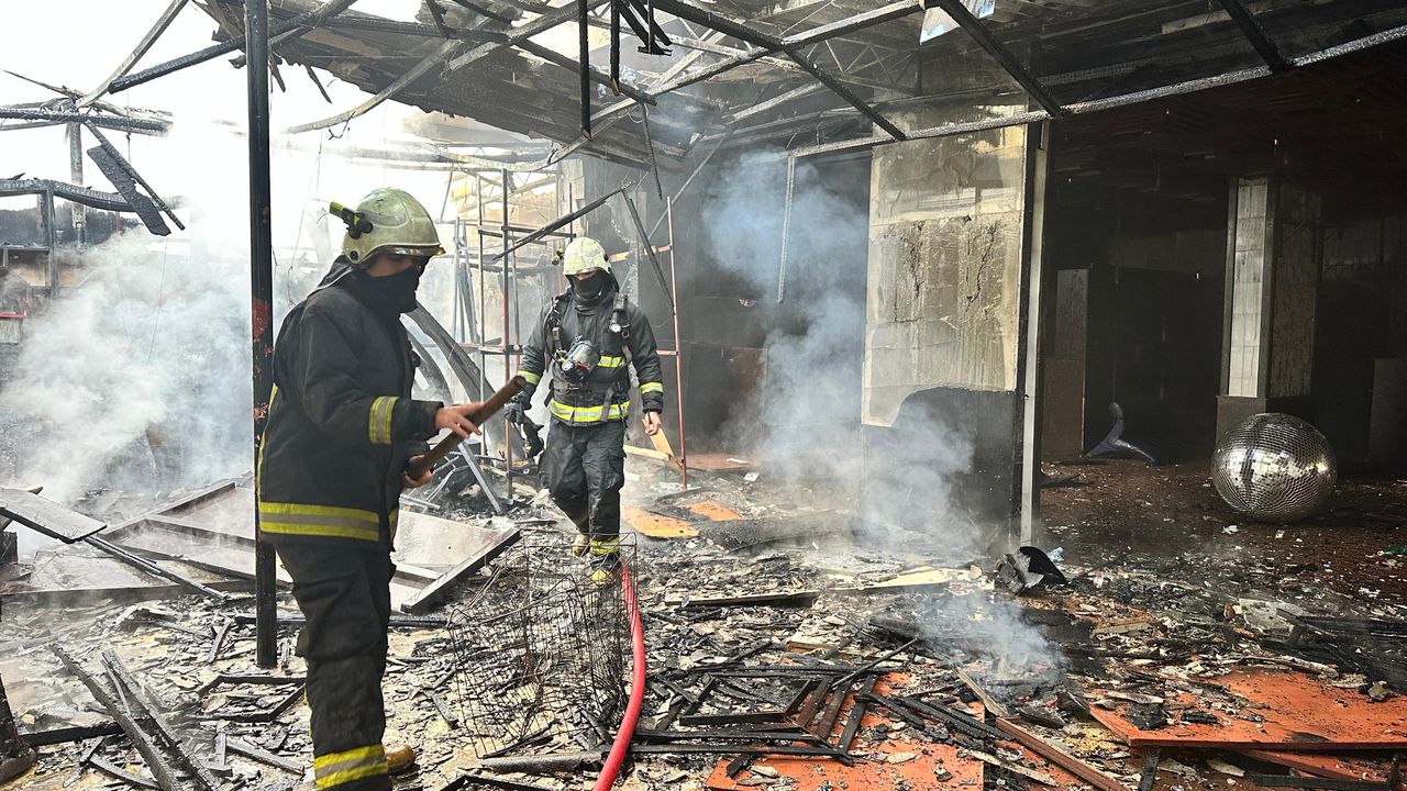 Kapalı restoranda çıkan yangın hasara neden oldu