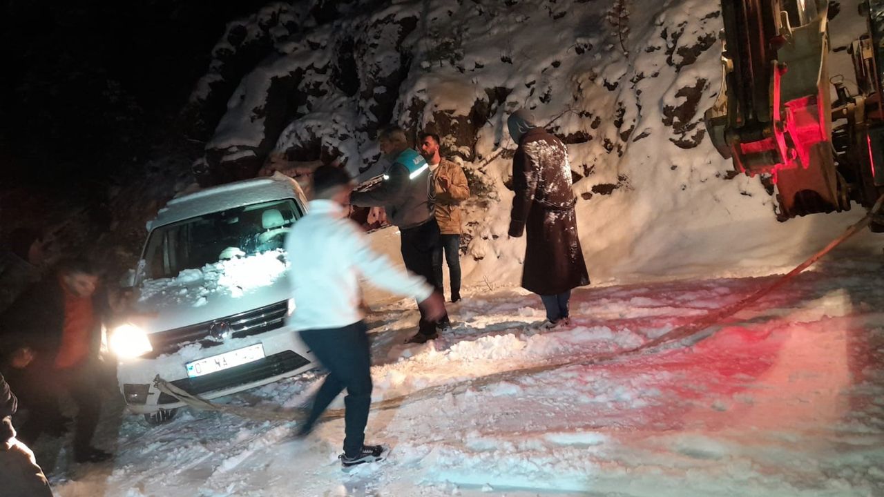 Alanya'da karda mahsur kalan araçlar ve vatandaşlar kurtarıldı