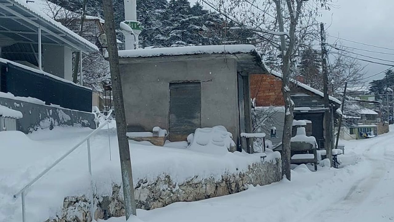 Kumluca'da kar yağışı sevinçle karşılandı
