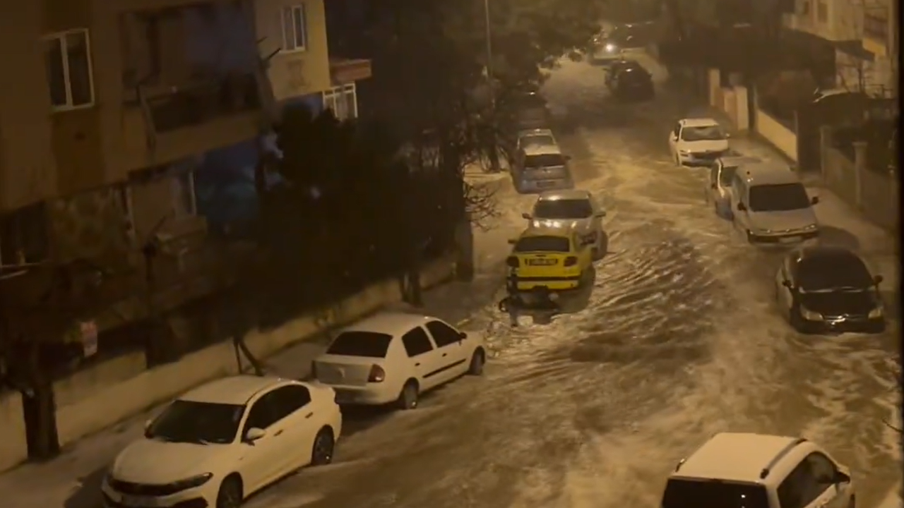 Böylesi görülmedi! Antalya sokakları ırmağa döndü... Gök gürültüsü uyutmadı...