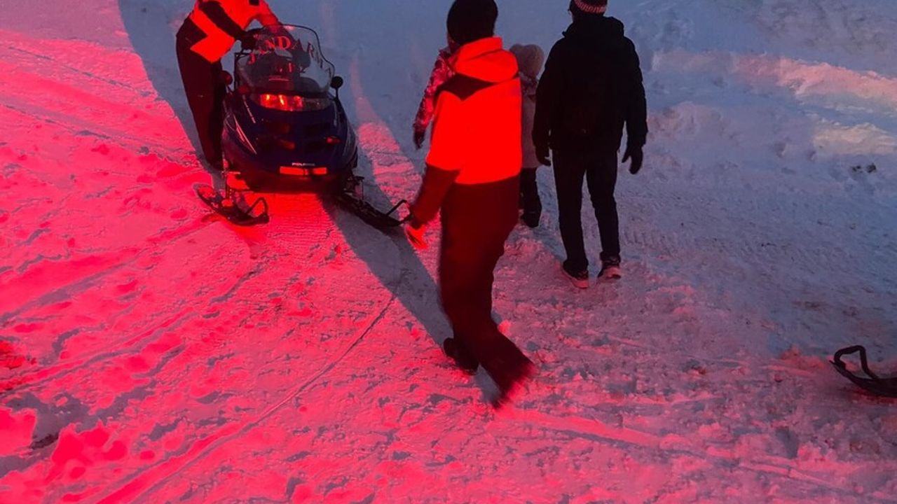 Kayak merkezinde mahsur kalan 9 kişi kurtarıldı