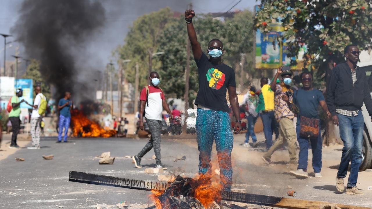 Afrika ülkesinde seçimler ertelendi! Sokaklar savaş alanına döndü