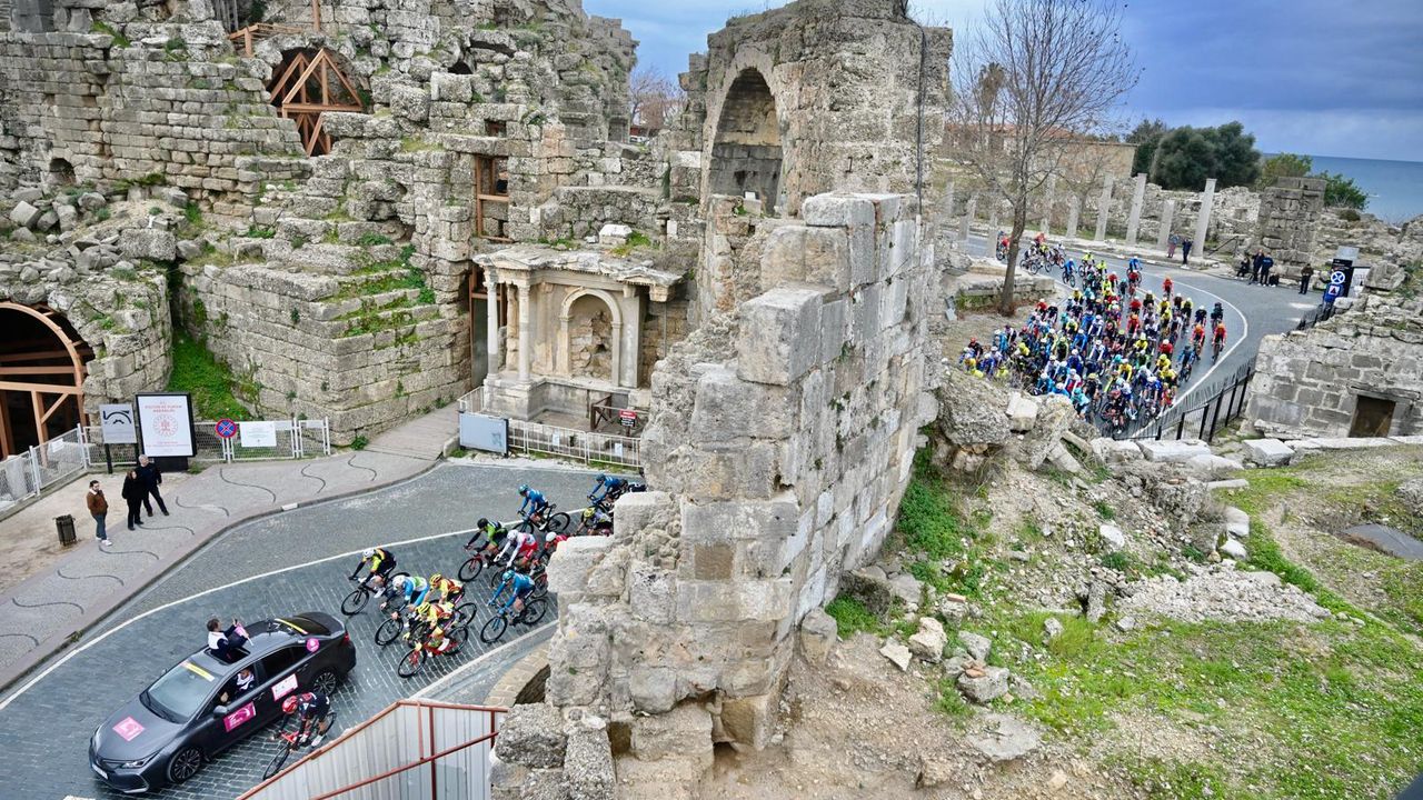 Antalya bisiklet turu Side etabıyla başladı