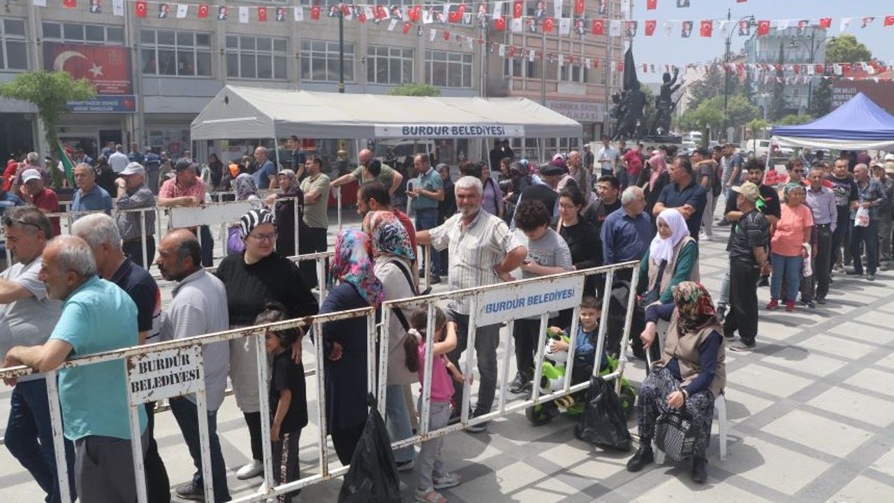 Burdur'da 4 bin kişilik şiş köfte kuyruğu! - Antalya Körfez Gazetesi