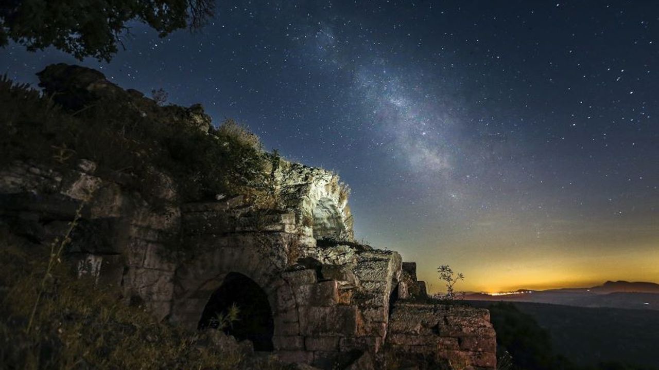 Samanyolu galaksisinin eşsiz manzarası Manisa’daki antik tiyatrodan görüntülendi