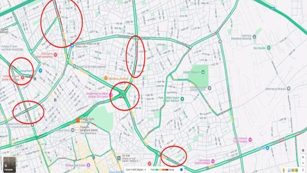Antalya’daki sağanak yağış nedeniyle kentin trafikteki ana damarları tıkandı