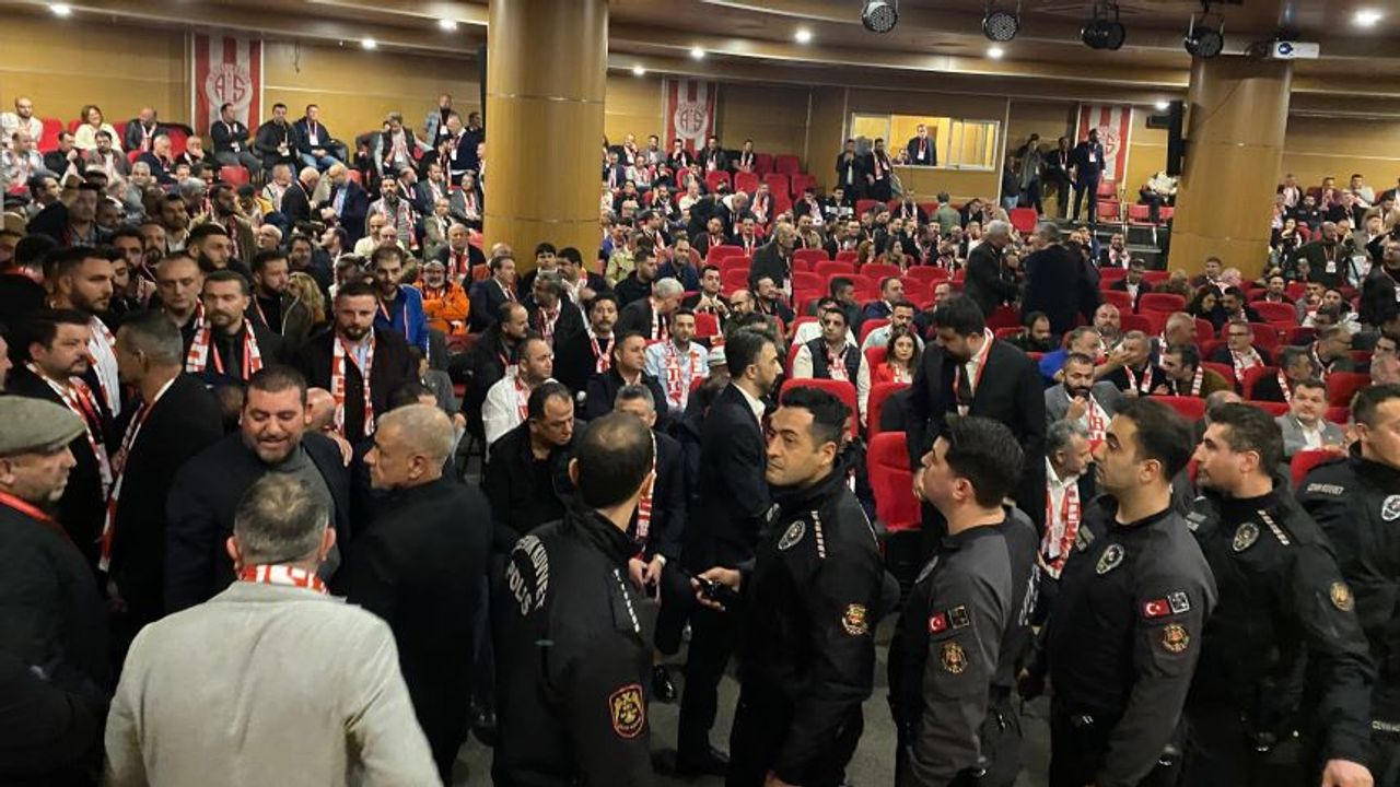 Antalyaspor’da gergin seçim! Çevik kuvvet salona girerek müdahale etti