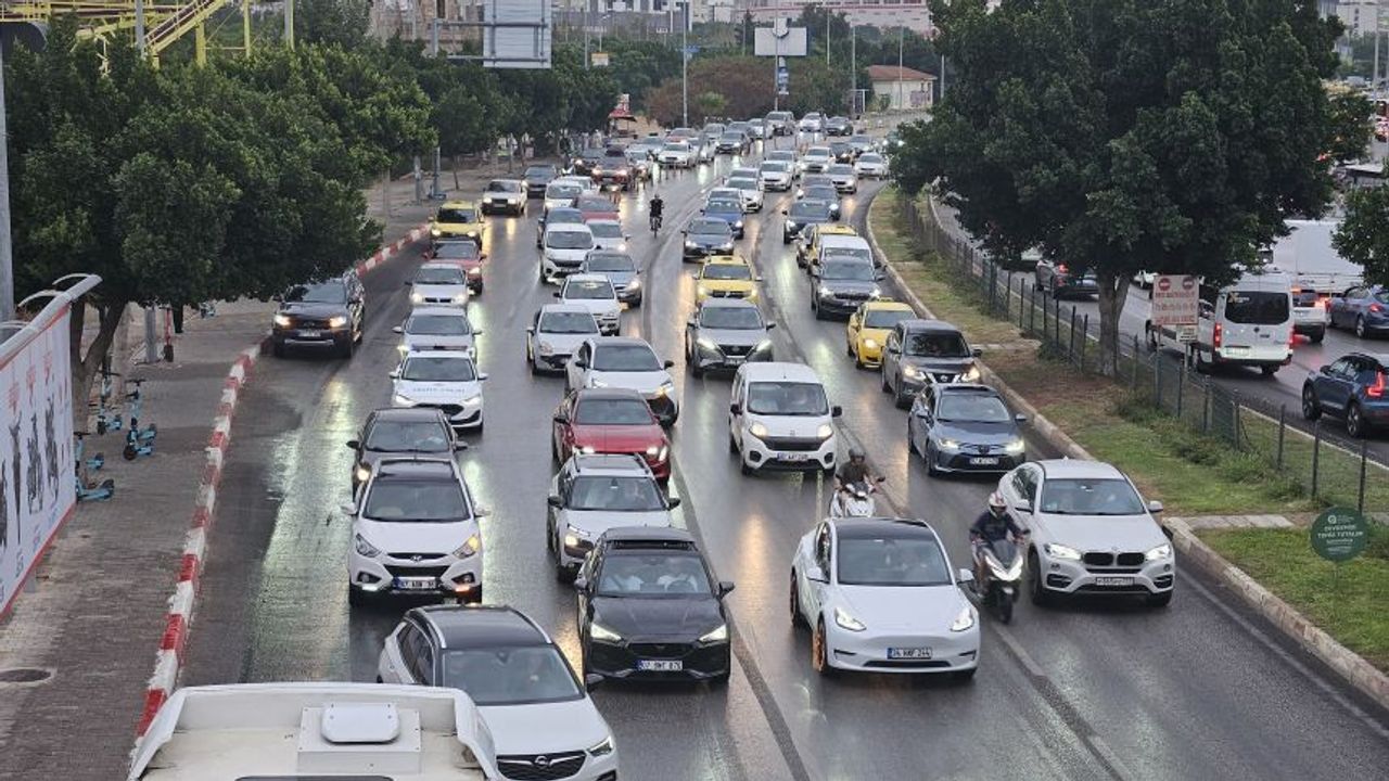 Antalya’nın kördüğüme dönen trafiğinde dudak uçuklatan rakam!