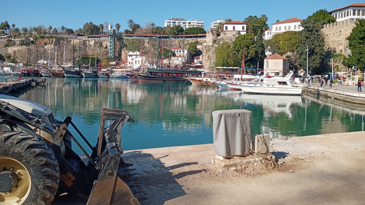 Antalya Kaleiçi Yat Limanı’nda o parmaklıklar kaçakmış!