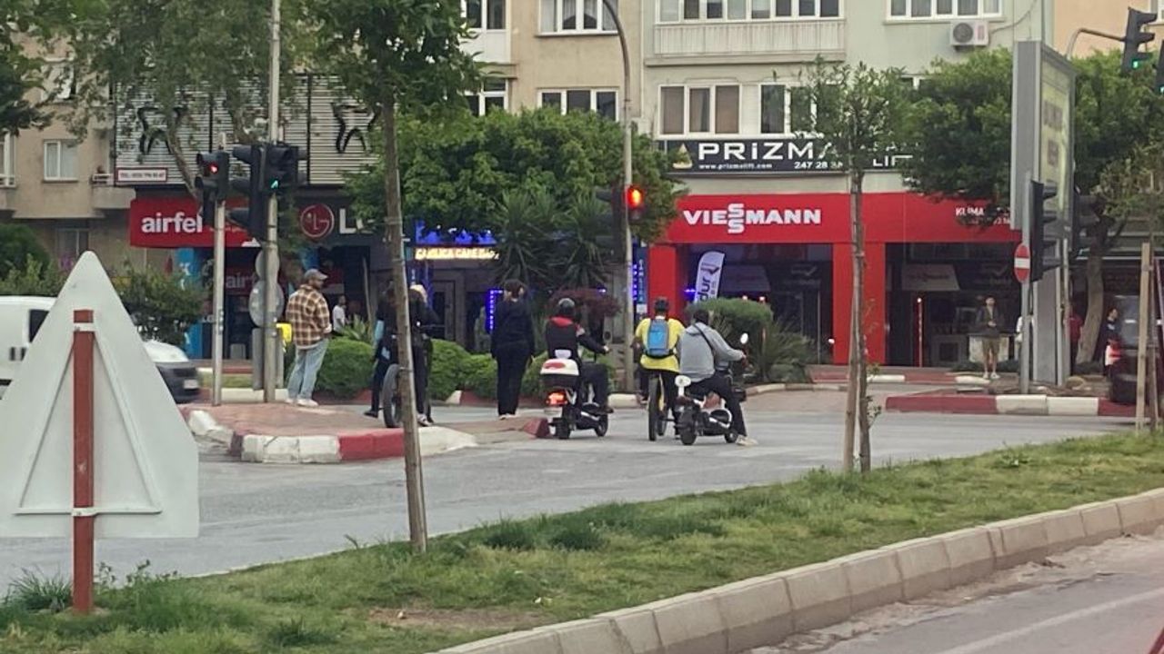 Ters yönden gelip yaya gibi geçmeye çalıştılar!