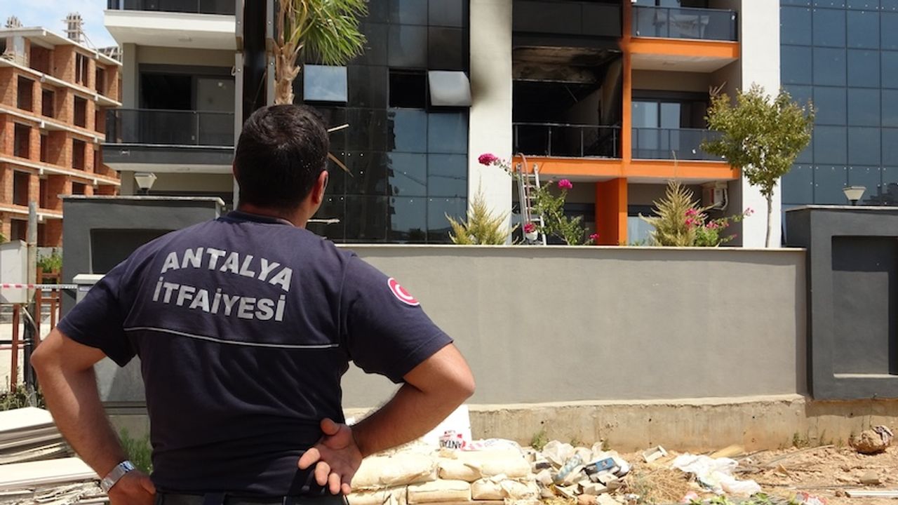 Antalya'da apartman dairesinde yangın!