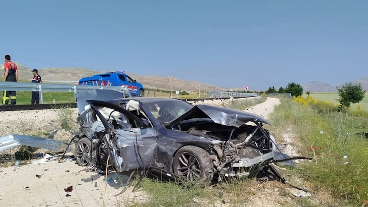 Lüks otomobil şarampole uçtu: 3 yaralı