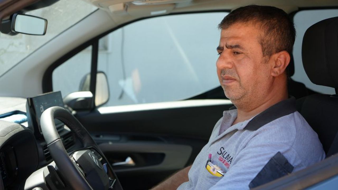 Antalya'da sıfır aracına traktör çarpınca psikoloji bozuldu