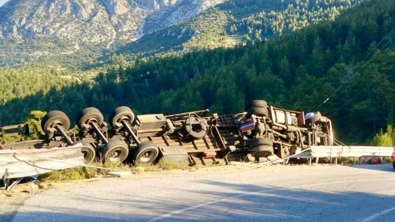 Antalya'da demir yüklü TIR uçuruma yuvarlandı: 25 yaşındaki sürücü can verdi
