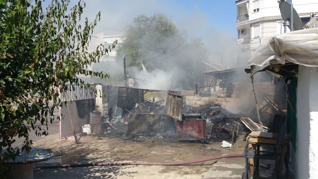 Antalya'da hurda yangını iki gecekonduyu küle çevirdi!