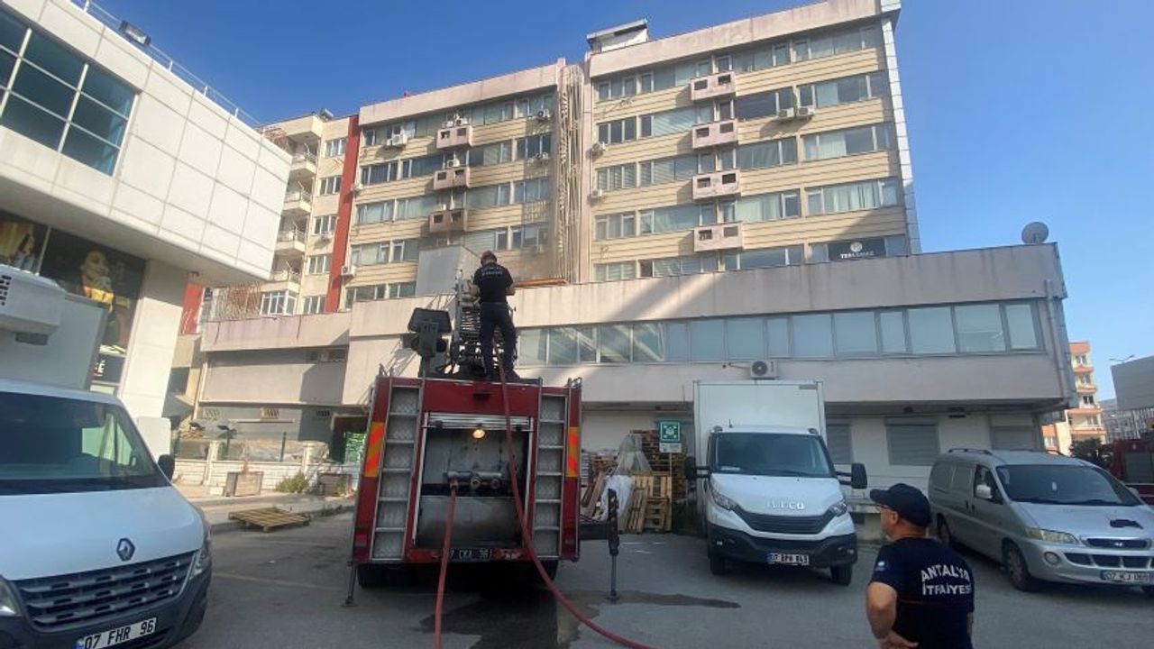 Antalya'da iş merkezinde çıkan yangın paniğe neden oldu
