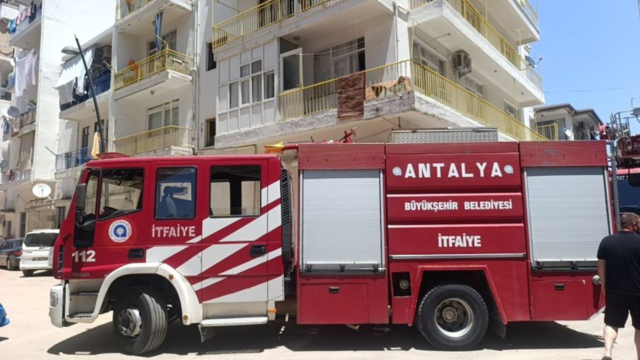 Antalya'da genç kız evini yakmaya çalıştı