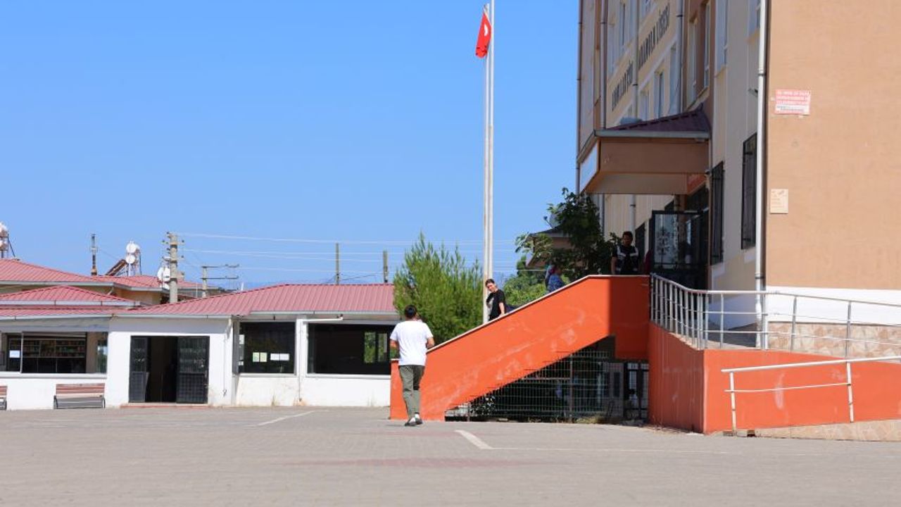 Kahramanmaraş’ta sınava geç kalan öğrenci kapıda bakakaldı