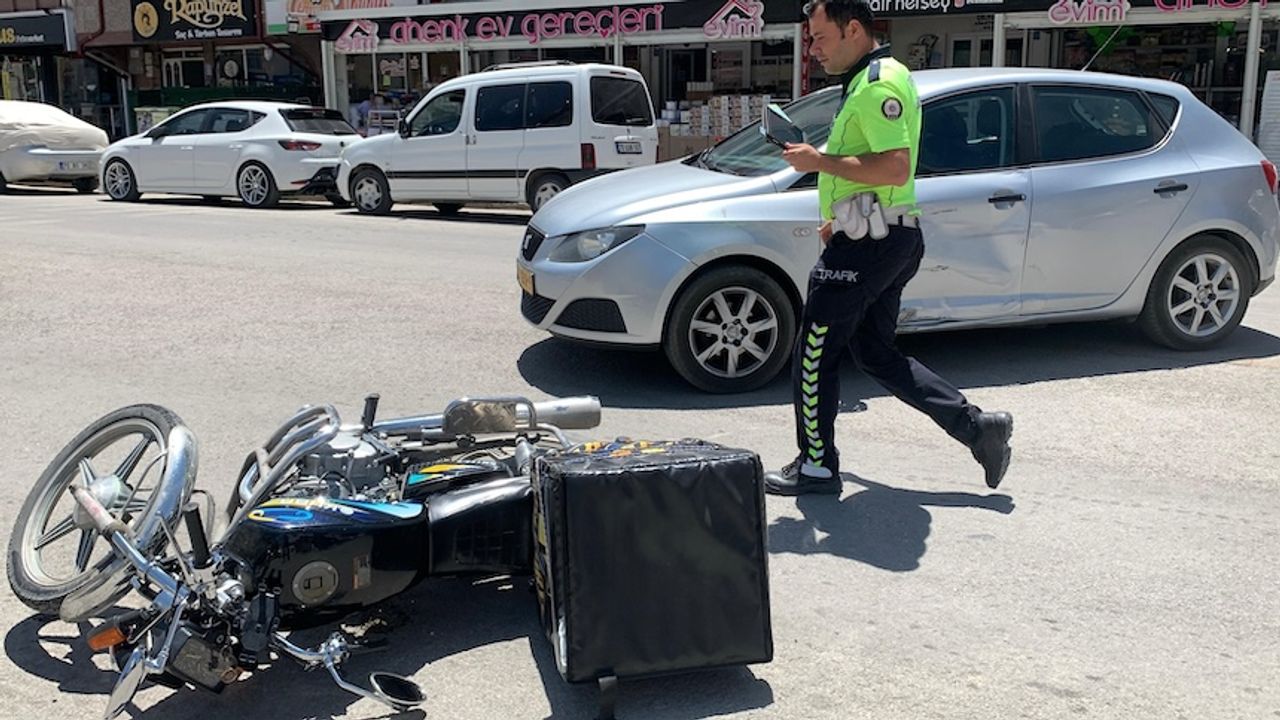 Karaman'da otomobille çarpışan motokurye yaralandı