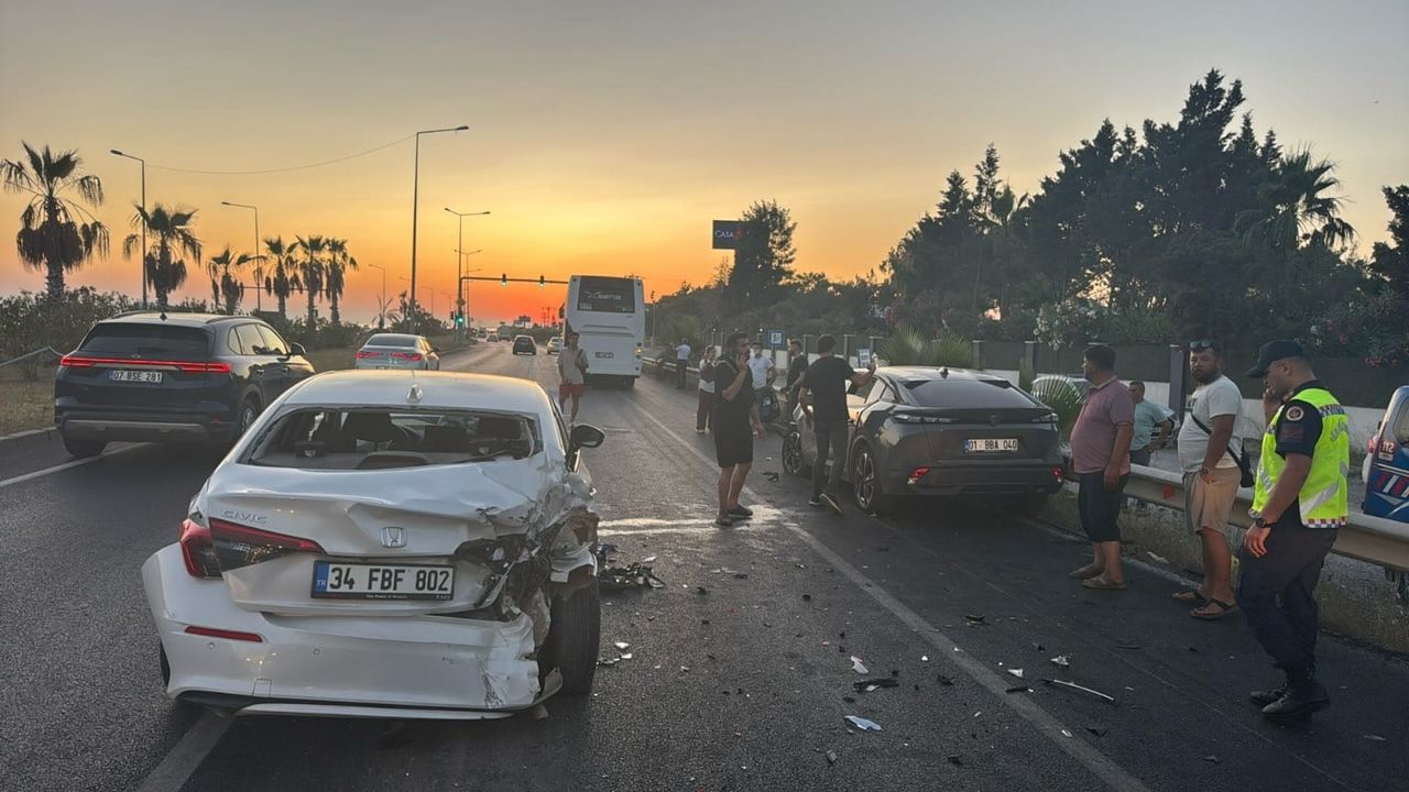 Manavgat’ta kavşakta zincirleme kaza: 1 kişi yaralandı