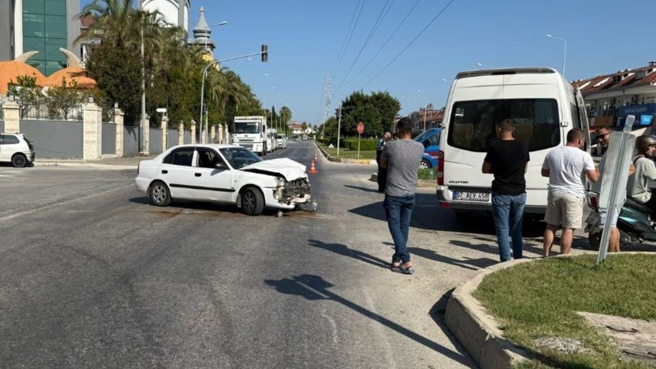 Manavgat'ta kavşakta feci kaza: 3'ü Alman turist 5 yaralı!