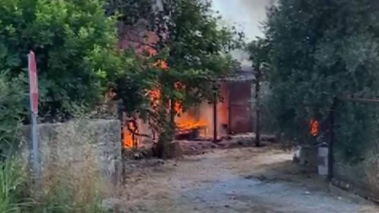 Serik'te çıkan yangında traktör ve müstakil ev kül oldu!