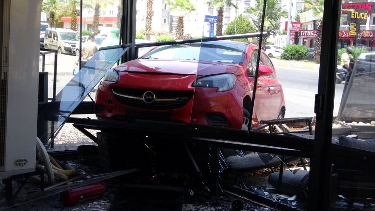 Mersin'de talihsiz kazalar: 2 otomobil farklı iş yerlerine çarptı