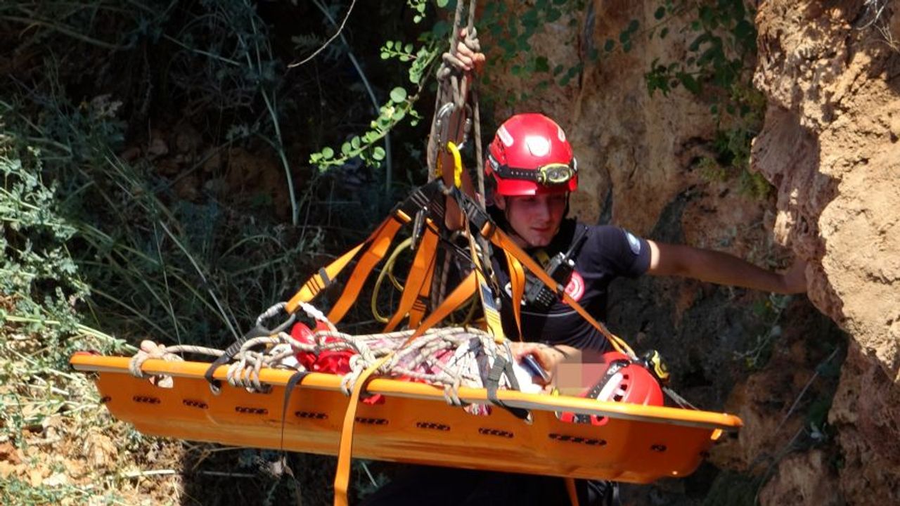 Rus turist ölümün kıyısından döndü: Dik yamaçtan 15 metre yuvarlandı