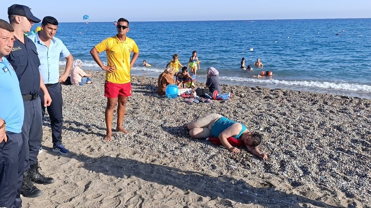 Manavgat'ta denizde panik: Yabancı uyruklu kadın boğulma tehlikesi geçirdi!