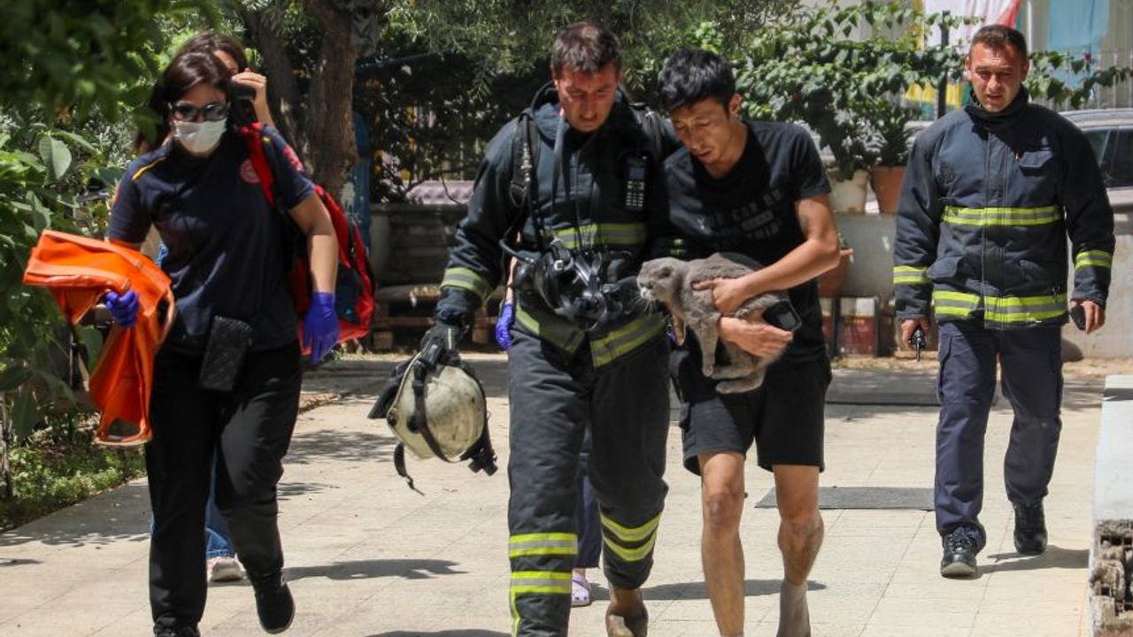 Antalya'da alevlerin arasında kedisiyle mahsur kaldı, yanından bir an ayrılmadı