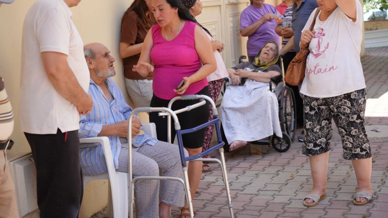 Antalya'da evleri yanan yaşlı çift son anda kurtarıldı