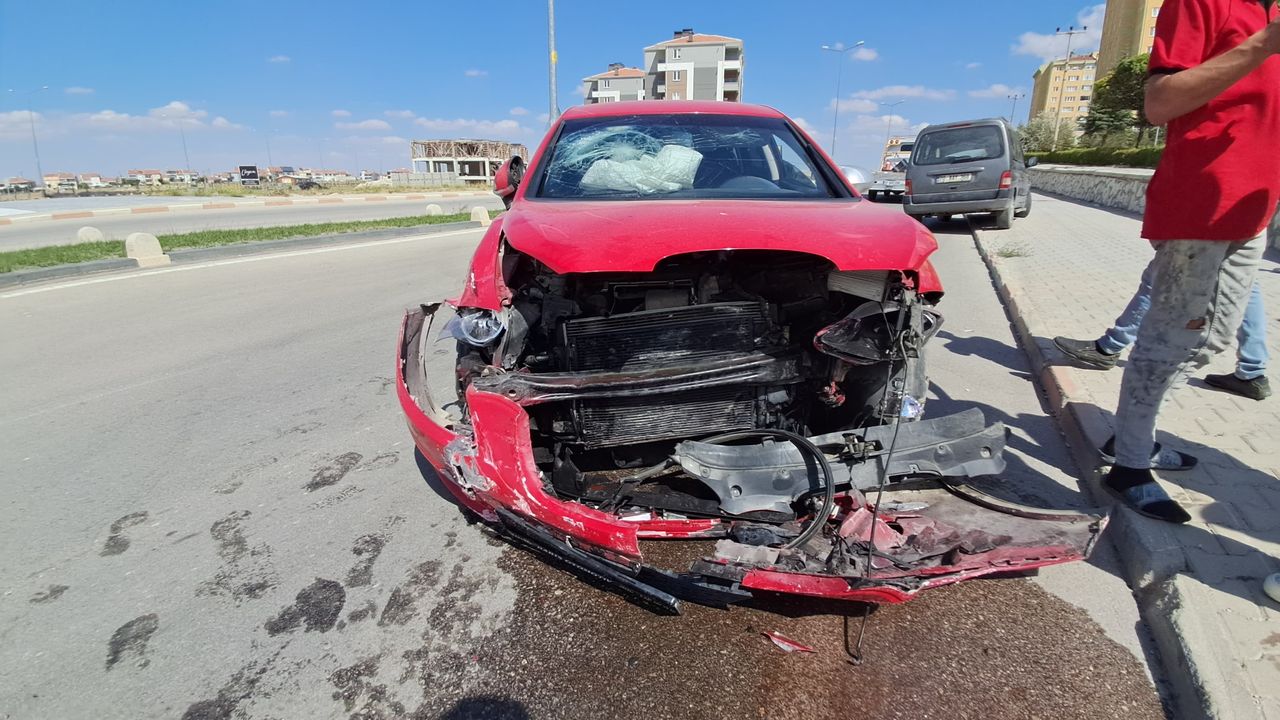 Karaman'da iki otomobil çarpıştı: 1'i çocuk 3 yaralı