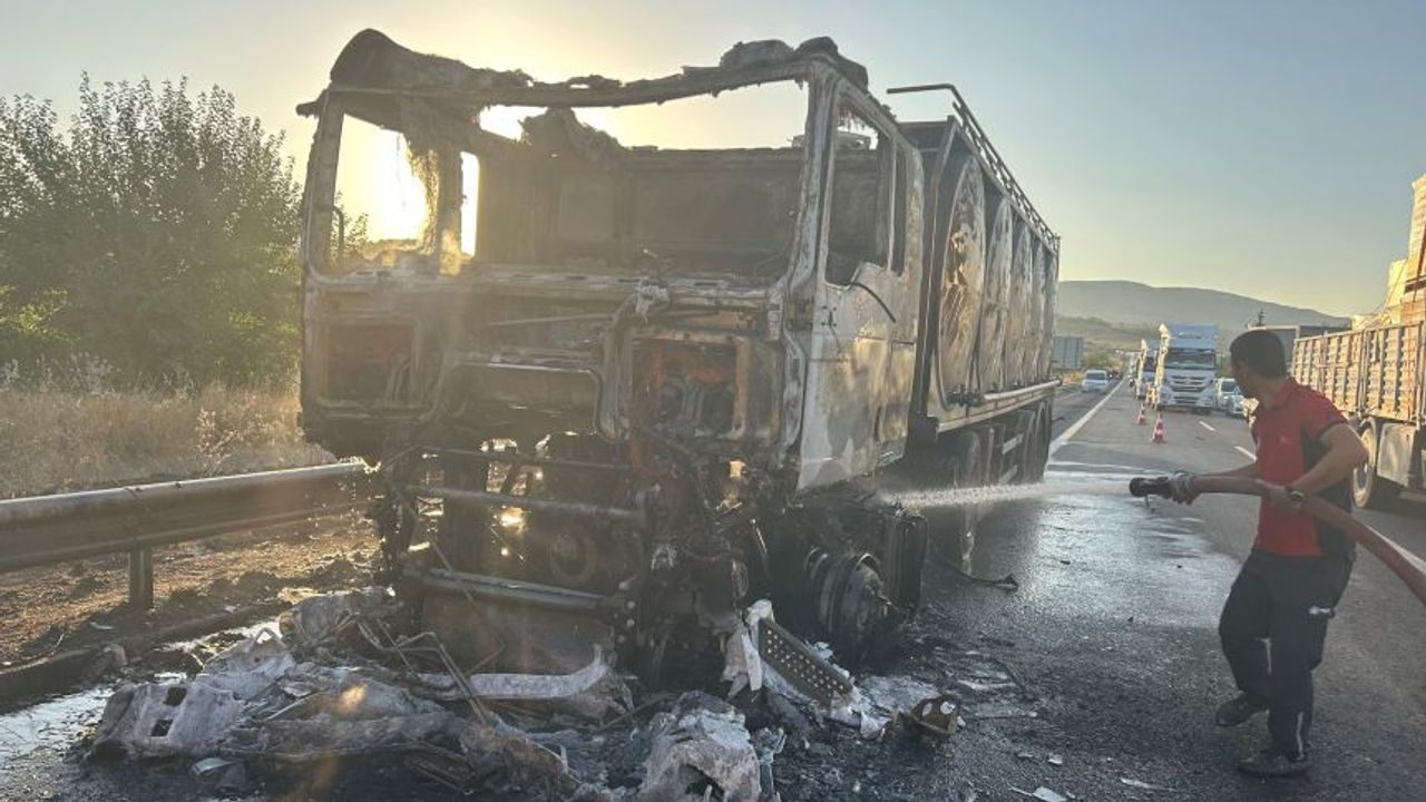 Mersin’de trafikte panik anları! Seyir halindeki tanker alev topuna döndü