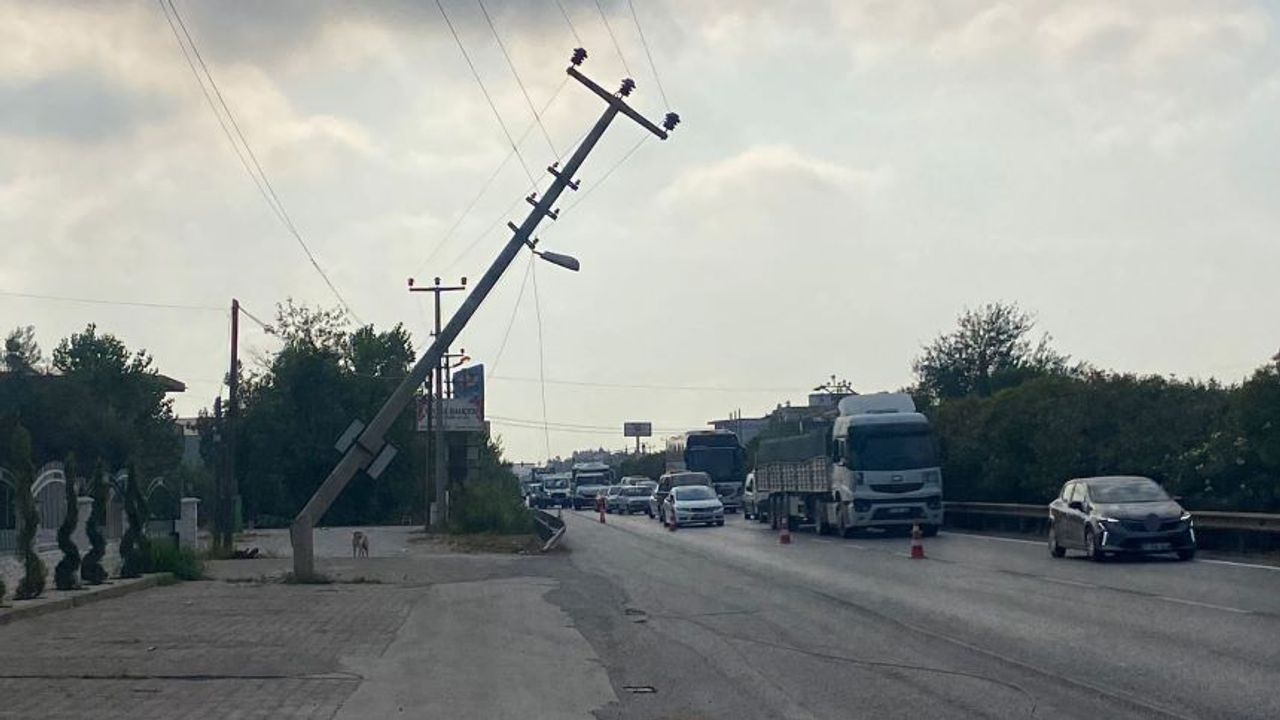 Antalya’da TIR elektrik direğine çarptı, yol trafiğe kapandı
