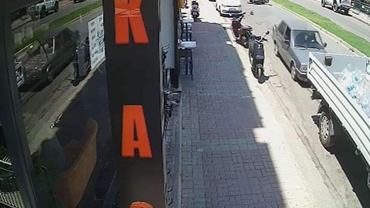 Manavgat'ta yola aniden çıkan araç kazaya neden oldu