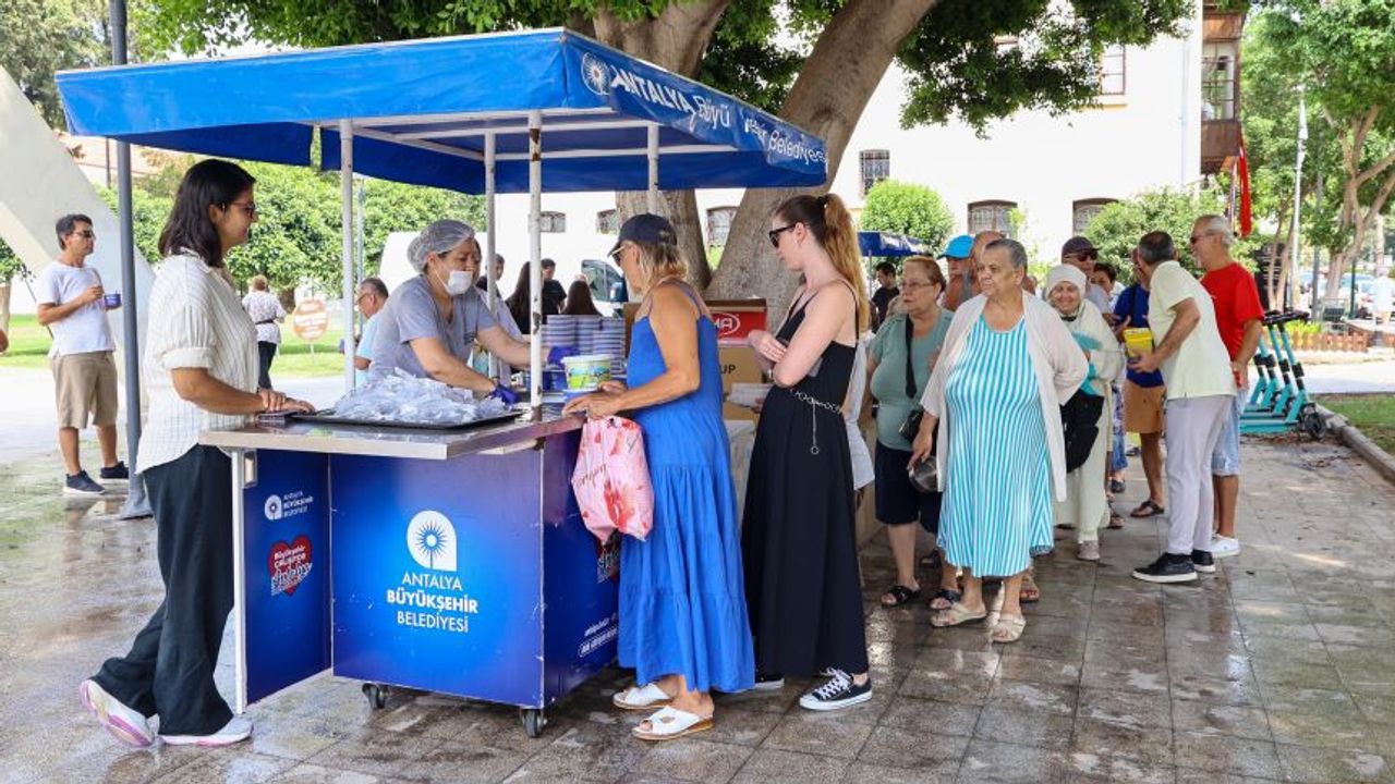 Antalya Büyükşehir Belediyesi’nin aşure ikramları devam ediyor