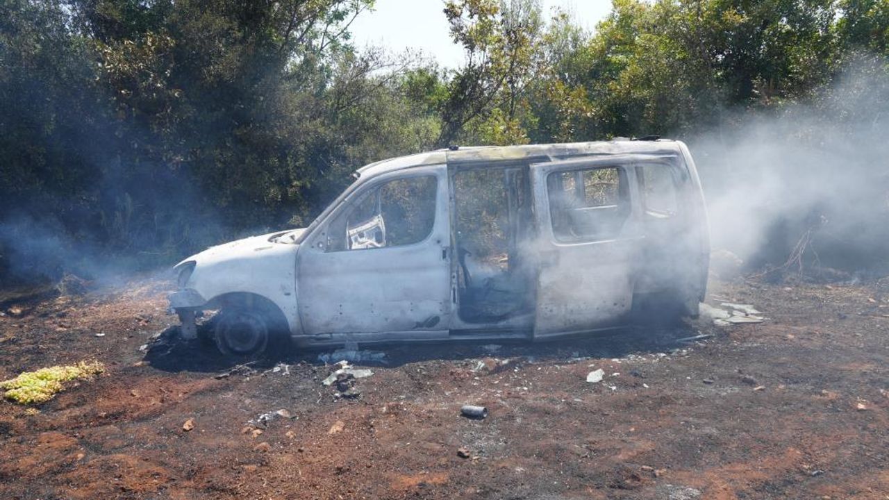 Antalya'daki orman yangını korkuttu: Araç kül oldu, 2 kişi yaralandı!