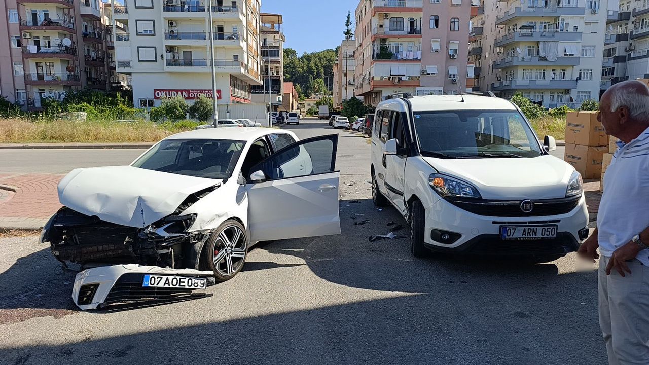 Antalya'da kavşakta kaza: 1 yaralı
